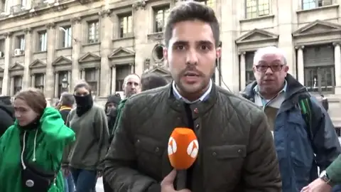 Gritos contra un redactor de Antena 3 Noticias durante su conexión en directo Gritos contra un redactor de Antena 3 Noticias durante su conexión en directo