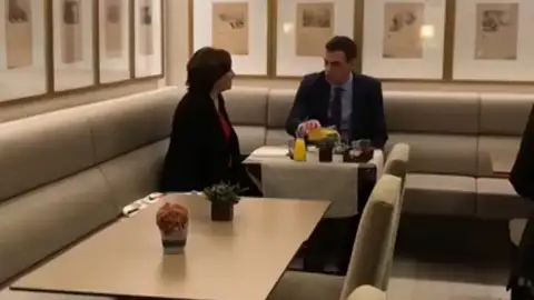 Sánchez y Colau se reúnen antes del inicio del consejo de ministros Sánchez y Colau se reúnen antes del inicio del consejo de ministros