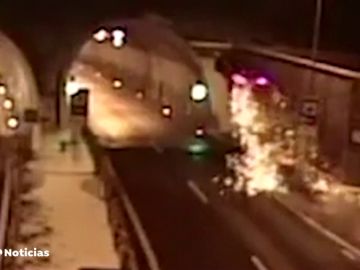 Impactante accidente en el que un coche sale volando justo antes de entrar en un túnel 