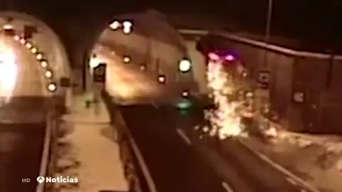 Impactante accidente en el que un coche sale volando justo antes de entrar en un túnel Impactante accidente en el que un coche sale volando justo antes de entrar en un túnel