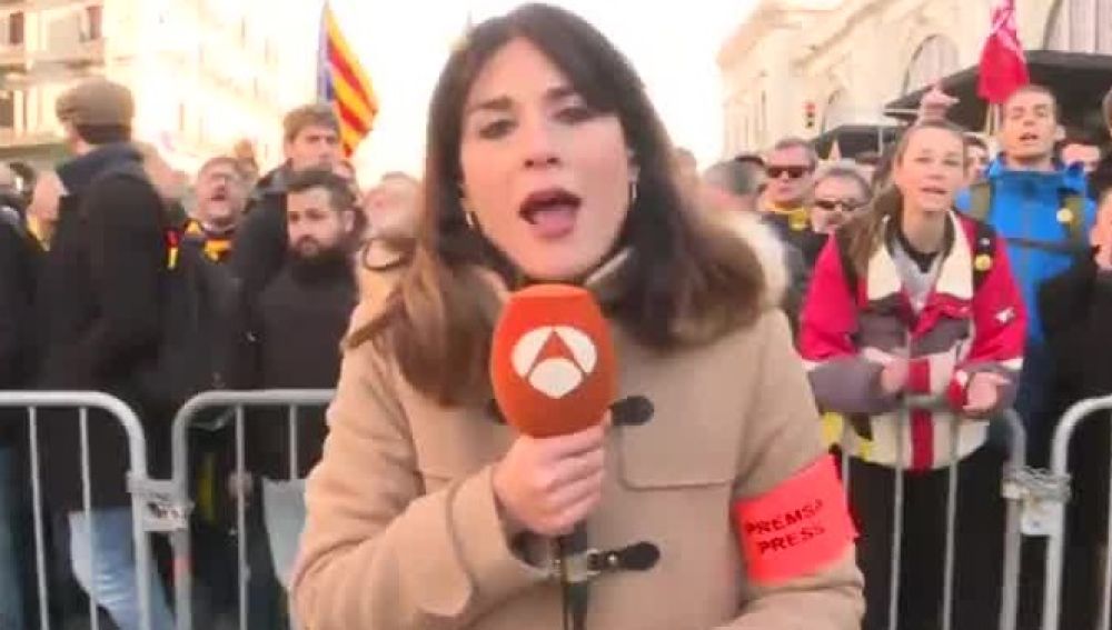 Los manifestantes increpan al equipo de Antena 3 Noticias