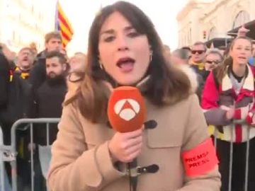 Los manifestantes increpan al equipo de Antena 3 Noticias