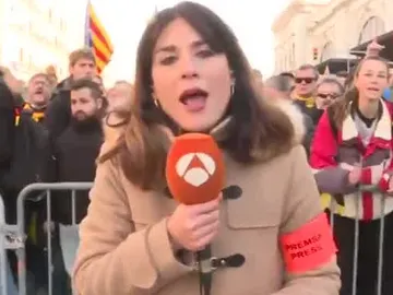 Los manifestantes increpan al equipo de Antena 3 Noticias Los manifestantes increpan al equipo de Antena 3 Noticias