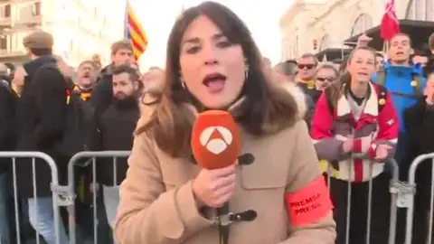Los manifestantes increpan al equipo de Antena 3 Noticias Los manifestantes increpan al equipo de Antena 3 Noticias