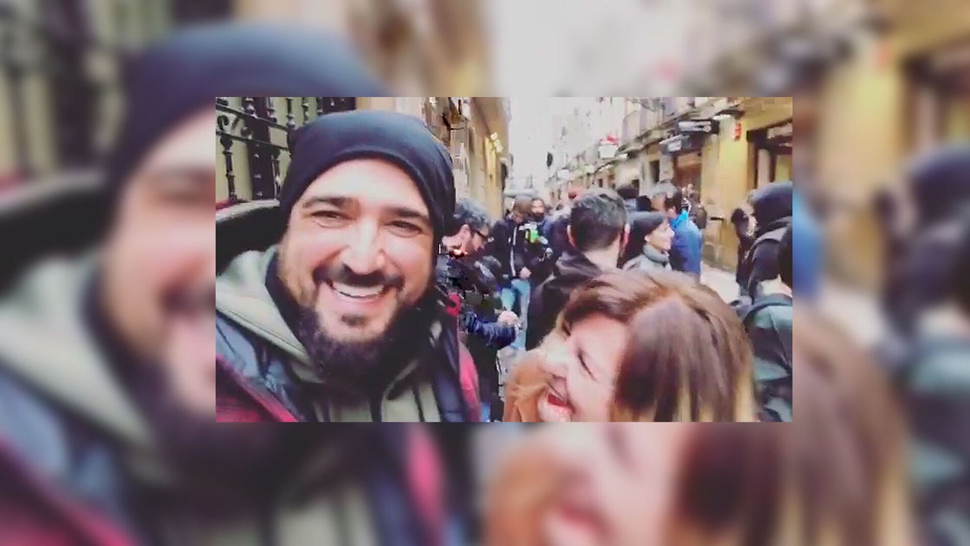 Antonio Orozco se cuela en el rodaje de la quinta temporada de 'All&iacute; abajo'