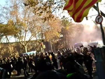 Primeras cargas policiales contra los manifestantes en Barcelona