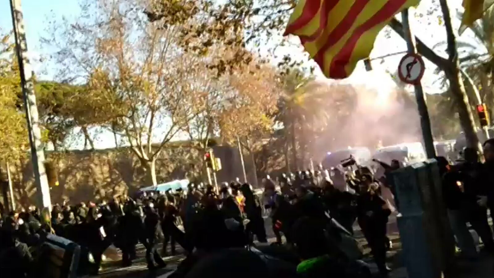 Cargas policiales contra los manifestantes en Barcelona por la reunión del Consejo de Ministros