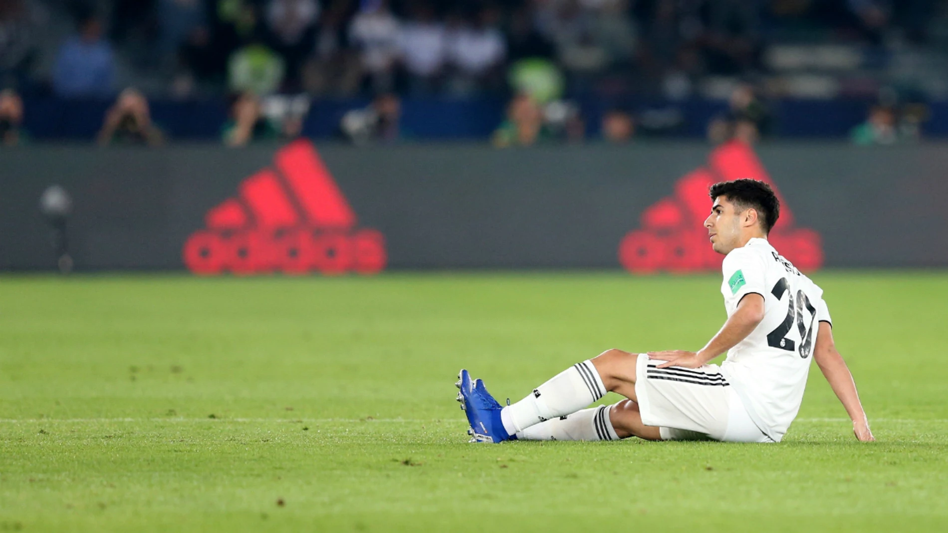 Marco Asensio, tendido en el suelo Marco Asensio, tendido en el suelo