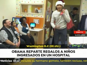 Obama entrega regalos a los niÃ±os