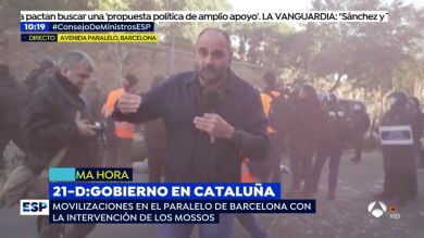 Un reportero de 'Espejo Publico', entre los CDR y los Mossos en Barcelona: 