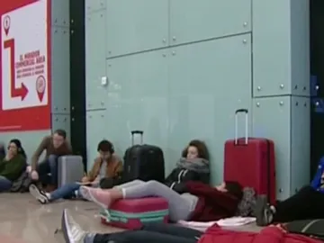 Pasan la noche en el aeropuerto El Prat Pasan la noche en el aeropuerto El Prat