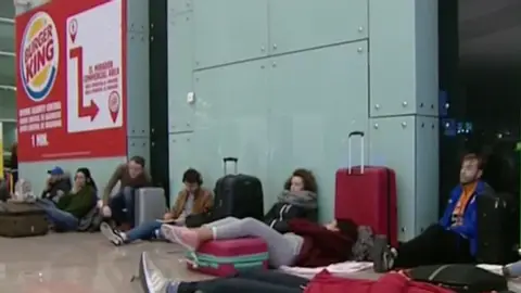 Pasan la noche en el aeropuerto El Prat Pasan la noche en el aeropuerto El Prat