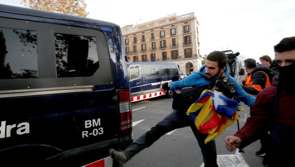 Un simpatizantes independentista golpea una furgoneta de los Mossos d'Esquadra