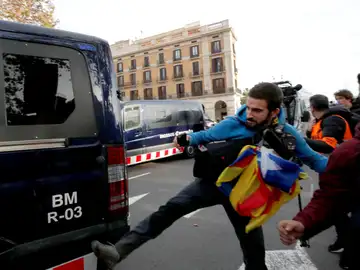 Un simpatizantes independentista golpea una furgoneta de los Mossos d'Esquadra Un simpatizantes independentista golpea una furgoneta de los Mossos d'Esquadra