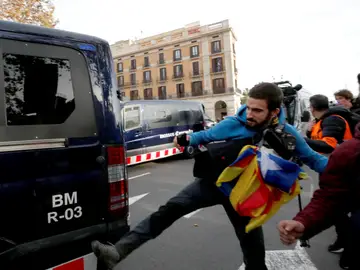 Un simpatizantes independentista golpea una furgoneta de los Mossos d'Esquadra Un simpatizantes independentista golpea una furgoneta de los Mossos d'Esquadra