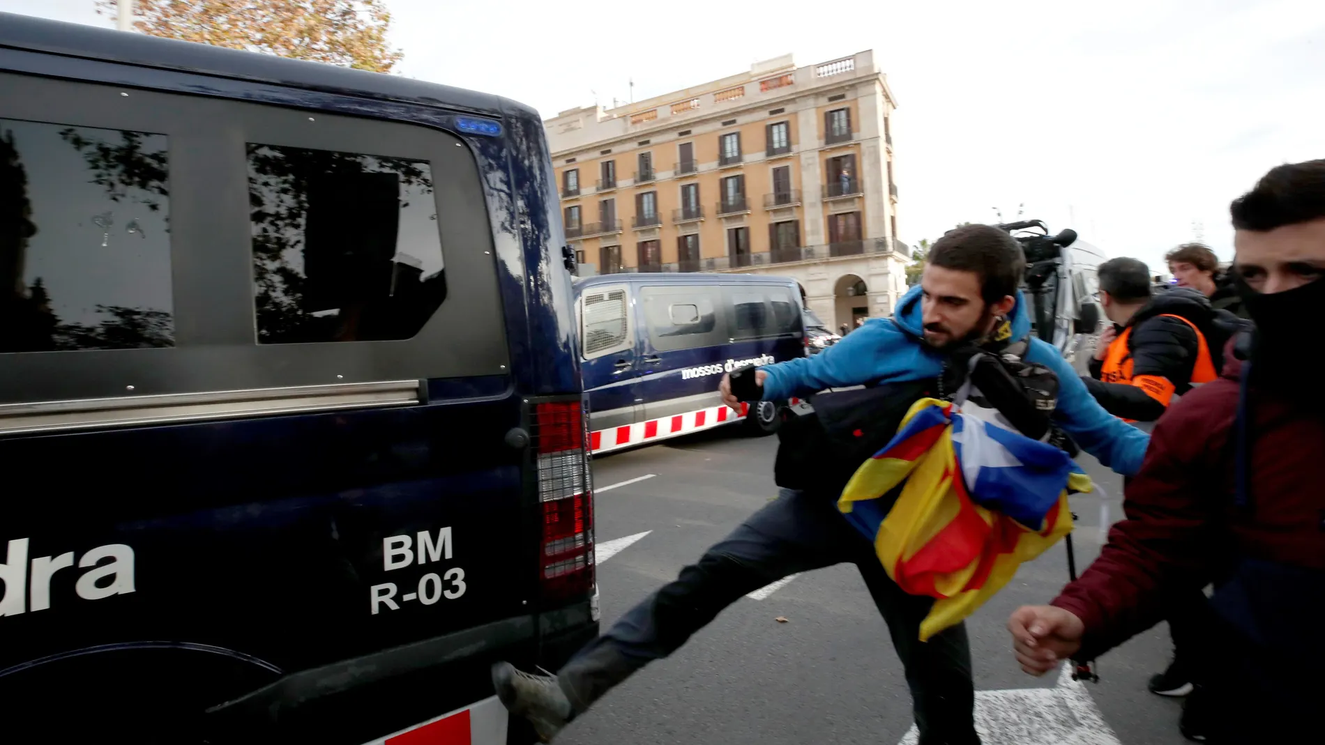 Un simpatizantes independentista golpea una furgoneta de los Mossos d'Esquadra Un simpatizantes independentista golpea una furgoneta de los Mossos d'Esquadra