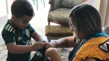 Lorenzo, en el momento de abrir uno de los regalos de los porteros del Brasileirao Lorenzo, en el momento de abrir uno de los regalos de los porteros del Brasileirao