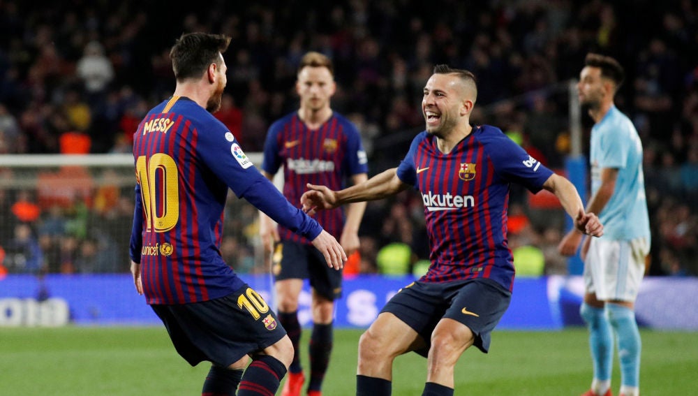 Messi y Jordi Alba se abrazan tras el gol del argentino al Celta