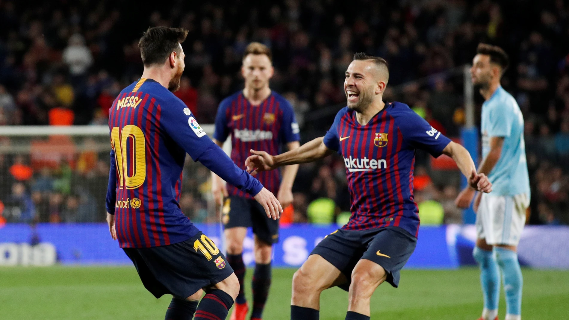 Messi y Jordi Alba se abrazan tras el gol del argentino al Celta Messi y Jordi Alba se abrazan tras el gol del argentino al Celta