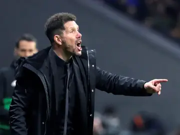 Simeone da indicaciones en la banda Simeone da indicaciones en la banda
