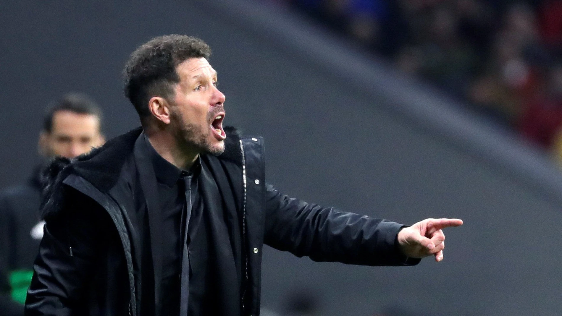 Simeone da indicaciones en la banda Simeone da indicaciones en la banda