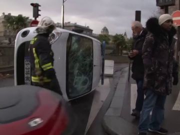 Volcado un coche de policía durante las protestas de los chalecos amarillos Volcado un coche de policía durante las protestas de los chalecos amarillos