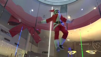 Un Papá Noel volador recoge las cartas de los niños desde un túnel de viento 