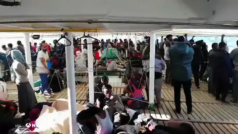 REEMPLAZO | El Gobierno autoriza al barco Open Arms a desplazarse a aguas españolas con los 300 migrantes rescatados en aguas libias REEMPLAZO | El Gobierno autoriza al barco Open Arms a desplazarse a aguas españolas con los 300 migrantes rescatados en aguas libias