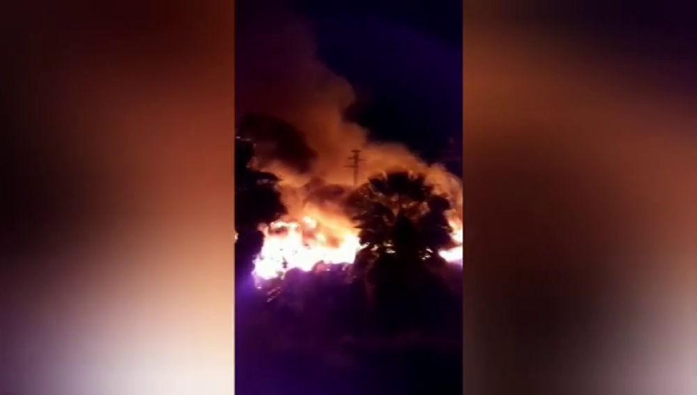 Un espectacular incendio quema una nave abandonada en la localidad valenciana de Sollana y el humo afecta a tres municipios más