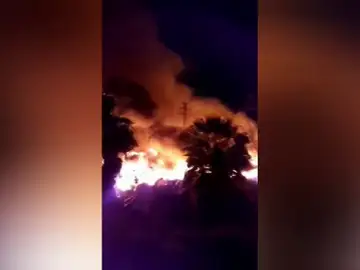 Un espectacular incendio quema una nave abandonada en la localidad valenciana de Sollana y el humo afecta a tres municipios más Un espectacular incendio quema una nave abandonada en la localidad valenciana de Sollana y el humo afecta a tres municipios más
