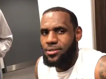 LeBron James atiende a los periodistas LeBron James atiende a los periodistas