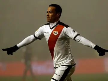 Raúl de Tomas celebra un gol Raúl de Tomas celebra un gol