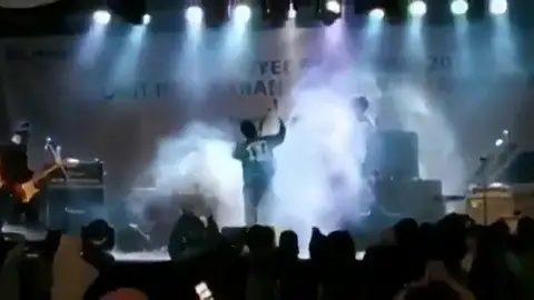 El momento en el que el tsunami arrasa el escenario de un concierto en Indonesia El momento en el que el tsunami arrasa el escenario de un concierto en Indonesia