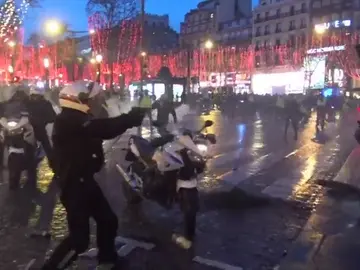 REEMPLAZO Un policía francés apunta con su arma a los 'chalecos amarillos' tras lanzar estos objetos contra los agentes y derribar la moto de uno de ellos REEMPLAZO Un policía francés apunta con su arma a los 'chalecos amarillos' tras lanzar estos objetos contra los agentes y derribar la moto de uno de ellos