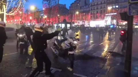 REEMPLAZO Un policía francés apunta con su arma a los 'chalecos amarillos' tras lanzar estos objetos contra los agentes y derribar la moto de uno de ellos REEMPLAZO Un policía francés apunta con su arma a los 'chalecos amarillos' tras lanzar estos objetos contra los agentes y derribar la moto de uno de ellos