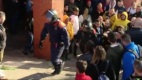 Familiares del fallecido en el tiroteo en Barcelona queman la casa del sospechoso Familiares del fallecido en el tiroteo en Barcelona queman la casa del sospechoso