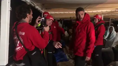 Un chico somalí de 14 años ha tenido que ser rescatado en Italia del buque Open Arms por sufrir una infección profunda en la piel Un chico somalí de 14 años ha tenido que ser rescatado en Italia del buque Open Arms por sufrir una infección profunda en la piel