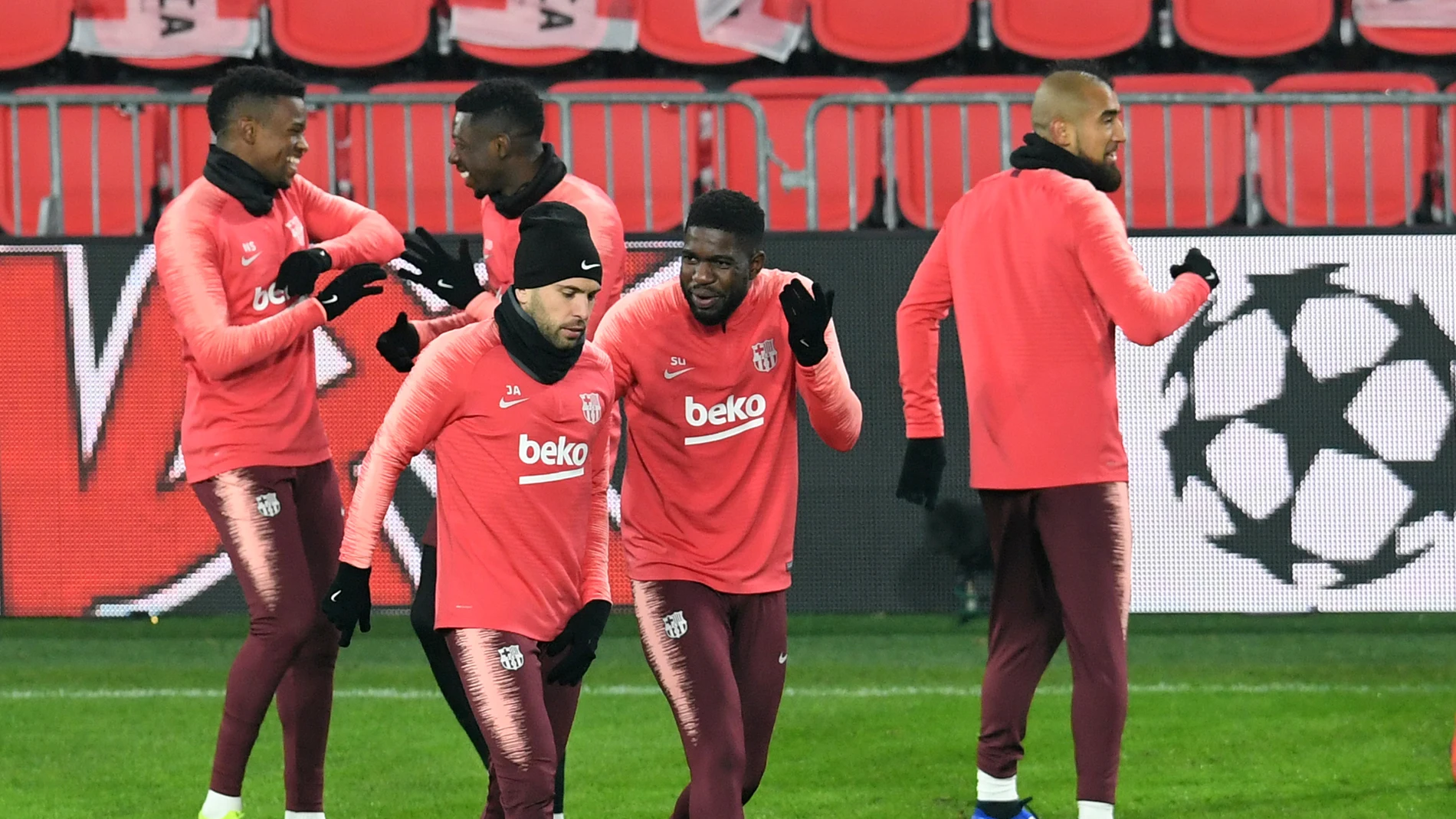 Umtiti, con Jordi Alba en un entrenamiento del Barça Umtiti, con Jordi Alba en un entrenamiento del Barça