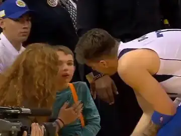 Doncic se interesa por el estado de un joven aficionado Doncic se interesa por el estado de un joven aficionado