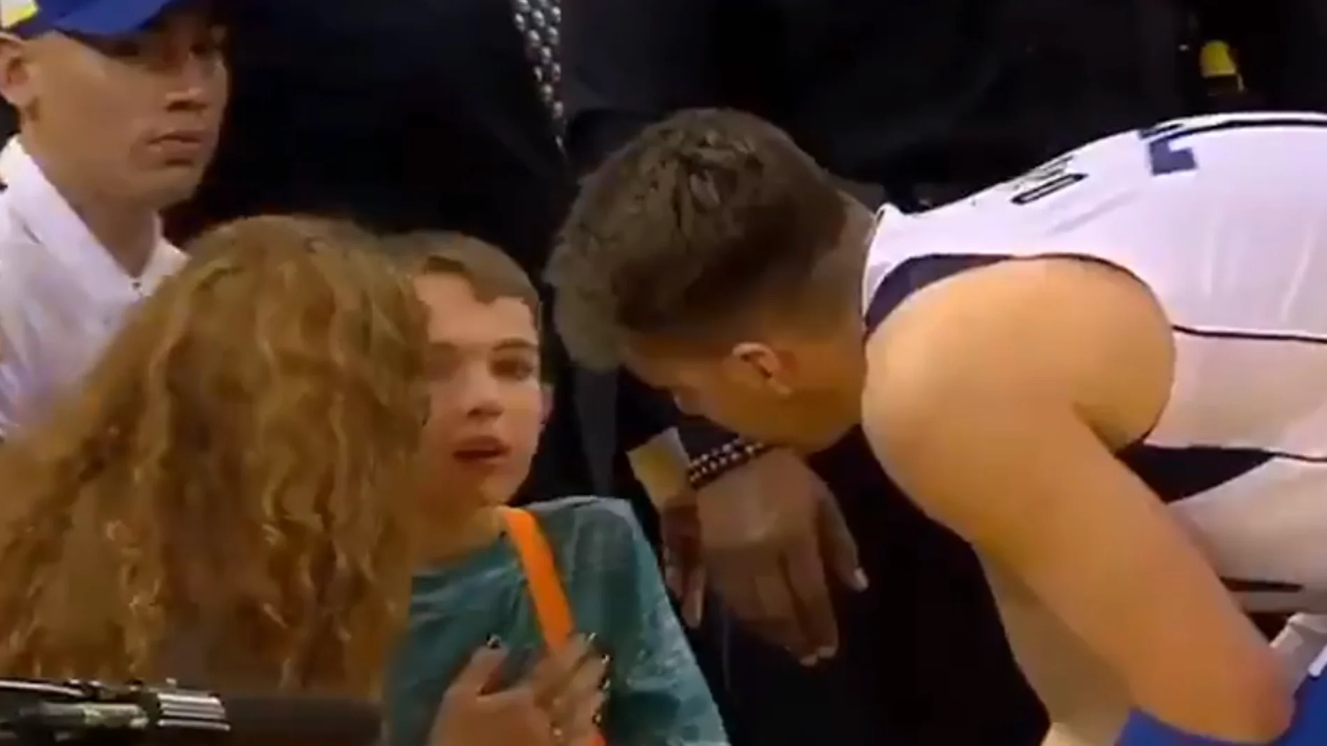 Doncic se interesa por el estado de un joven aficionado Doncic se interesa por el estado de un joven aficionado