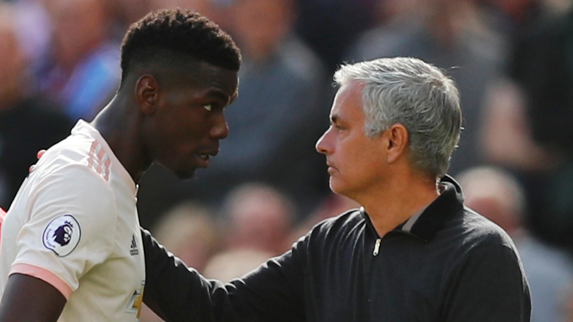 Mourinho y Pogba, durante un partido del Manchester United Mourinho y Pogba, durante un partido del Manchester United