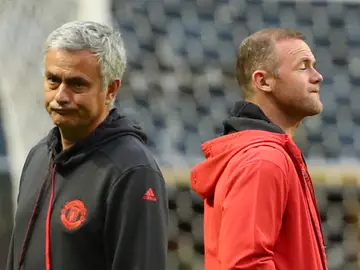 Mourinho y Rooney, durante un entrenamiento del Manchester United Mourinho y Rooney, durante un entrenamiento del Manchester United