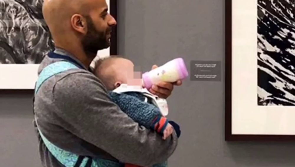 Un hombre y su hija adoptiva con síndrome de Down disfrutan felices después de que la pequeña fuera rechazada por 20 familias