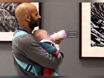 Un hombre y su hija adoptiva con síndrome de Down disfrutan felices después de que la pequeña fuera rechazada por 20 familias