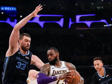 Marc Gasol intenta detener a LeBron James Marc Gasol intenta detener a LeBron James