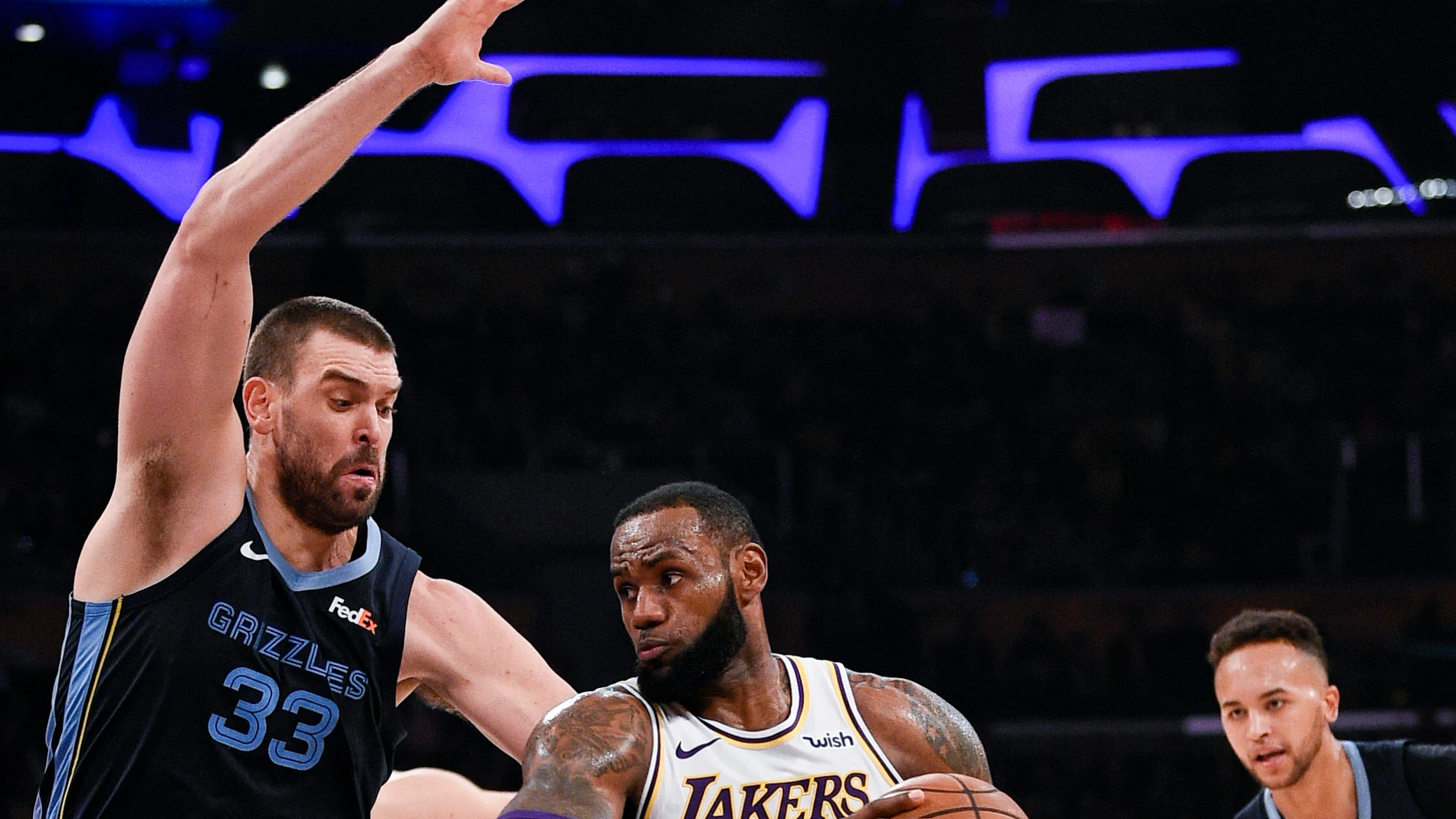 Marc Gasol intenta detener a LeBron James Marc Gasol intenta detener a LeBron James