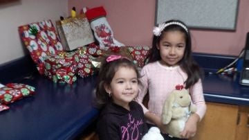  Fotografía cedida por Randy Heiss donde aparece la niña Dayami, de 8 años, junto a su hermana Ximena, 4