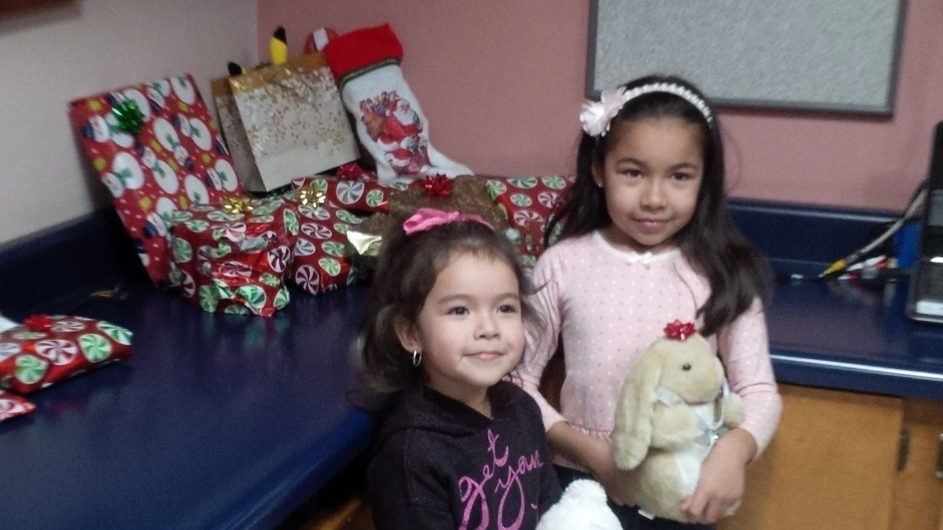 Fotografía cedida por Randy Heiss donde aparece la niña Dayami, de 8 años, junto a su hermana Ximena, 4 Fotografía cedida por Randy Heiss donde aparece la niña Dayami, de 8 años, junto a su hermana Ximena, 4