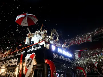 Los jugadores de River Plate celebran su triunfo en la Libertadores con sus aficionados Los jugadores de River Plate celebran su triunfo en la Libertadores con sus aficionados