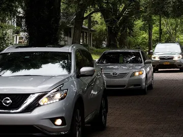 Coches circulando por una avenida Coches circulando por una avenida